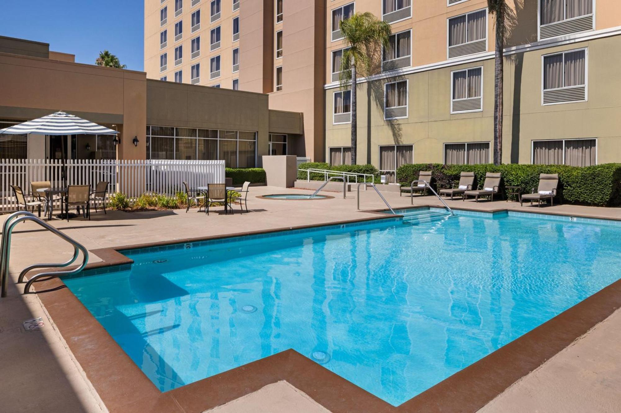 מלון Courtyard By Marriott בולדווין פארק מראה חיצוני תמונה